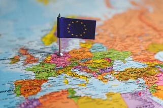 Těžké ráno pro Evropu. Zemní plyn a nafta na burze zdražují o více než 20 %, evropské měny oslabují proti dolaru i izraelskému šekelu, zlepšují se vyhlídky Ruska, daří se zbrojovkám a energetickým firmám, ale nikoli českým Czechoslovak Group a ČEZ